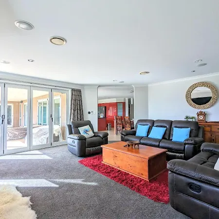 Luxury Lake View Farm Stay With Spa Pool